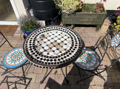 Garden Table and 2 chairs