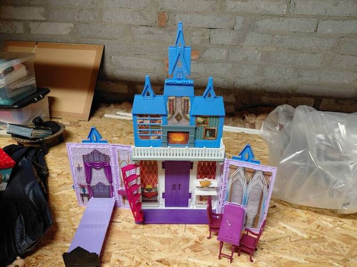 Frozen 2 Fold and Go castle