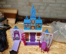 Frozen 2 Fold and Go castle