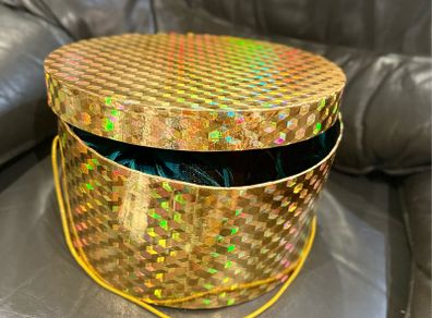 Hat box metallic gold.