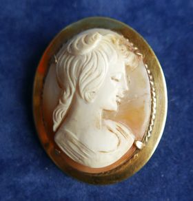 Antique Gold Plated Larger Carved Shell Cameo Brooch