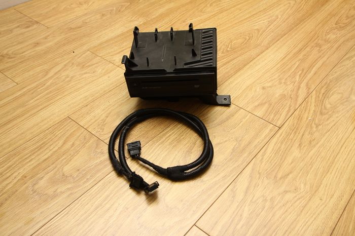 Q7 MMI 2G DVD Navigation with retainer and power cable