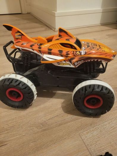 hot wheels tiger shark remote control car