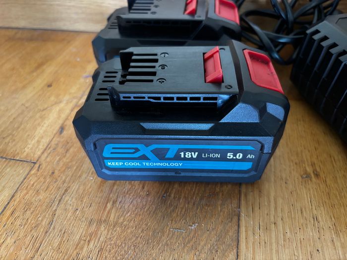 Cordless chainsaw Erbauer
