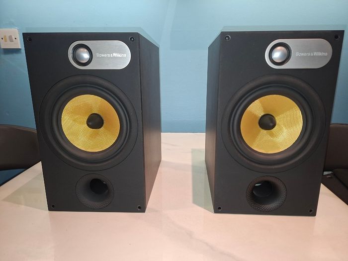B & W 685 S1 speakers