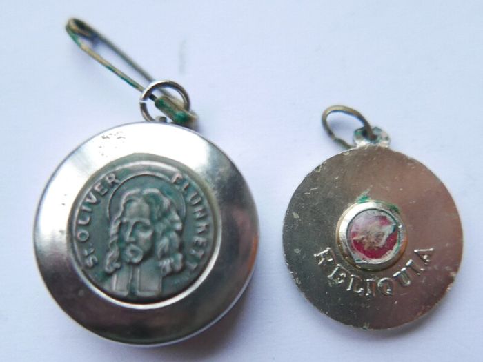 RELIC Catholic Saint Medal Reliquia