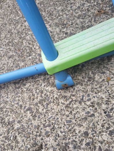 slide needs 1 screw as shown in pics