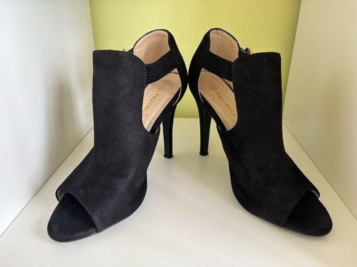Hills sandals