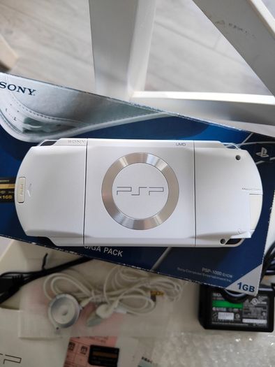 PSP1000 Ceramic White Giga Pack Japan, 2005 Near Mint, Boxed, Complete Set