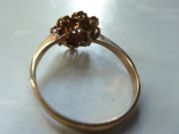 9ct Gold Garnet Cluster Flowerhead Ring, Rope Twist, Birmingham 1977, Size O, 1.96g