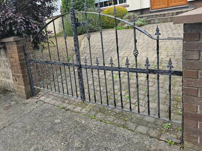 Gate. 8.5ft length Cast Iron Metal Garden Gate