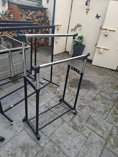 clothes hanging rails