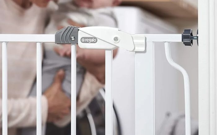 Easy Step 124cm Extra Wide Baby Gate, White, Includes 10cm and 30.5cm Extension Kit, 4 Pack of Pressure Mount Kit and 4 Pack of Wall Mount Kit