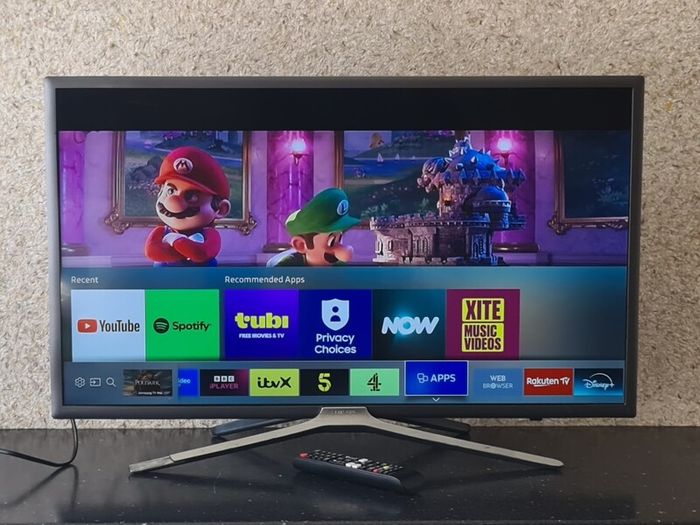 Samsung 32" Full HD Smart TV  UE32K5570