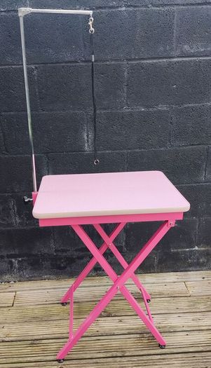 Dog grooming table