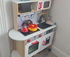 Play kitchen and accessories