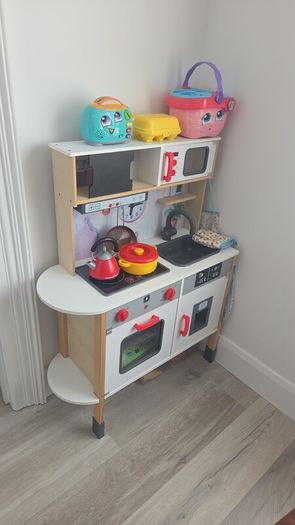 Play kitchen and accessories