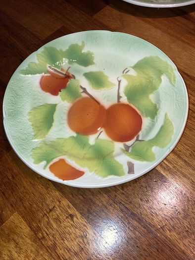 Print a la Main - St Clement France - 21 cm diameter colourful plate with Peaches and Leaves