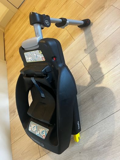Maxi Cosi baby seat and isofix base