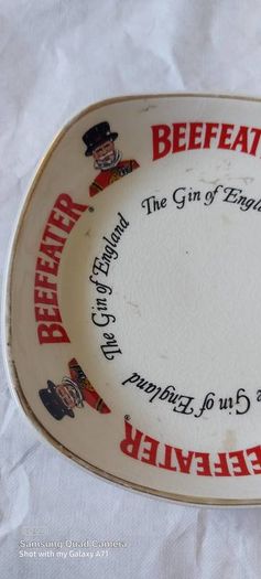 beefeater gin of England, advertising ashtray,,used good condition,,,buyer collects or pays postage thank you,,take as is ,,collectors item with smoking bans