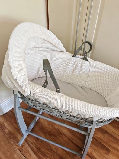 Dimple Grey Wicker Moses Basket White / With Deluxe Rocking Stand