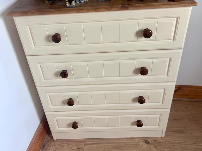 Chest of drawers