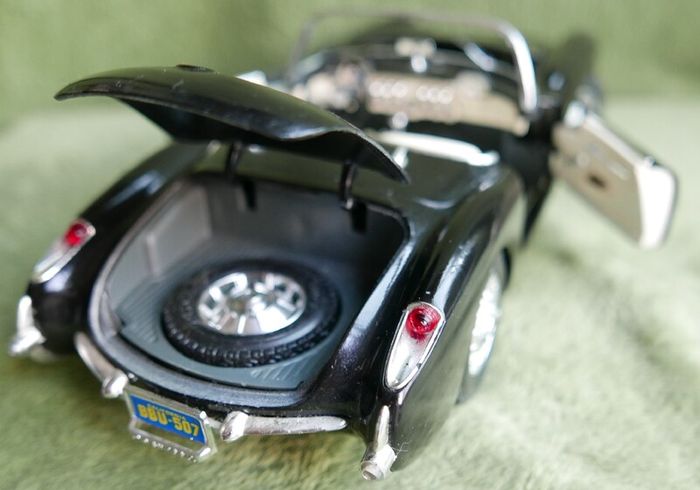 Vintage Bburago Chevrolet Corvette 1957 Convertible Black And White 1/18 Scale