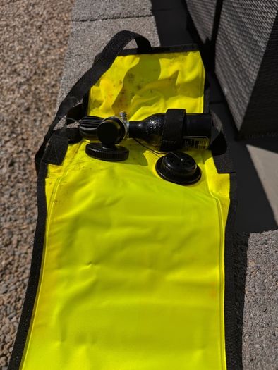 Surface marker buoy (SMB) with integrated cylinder