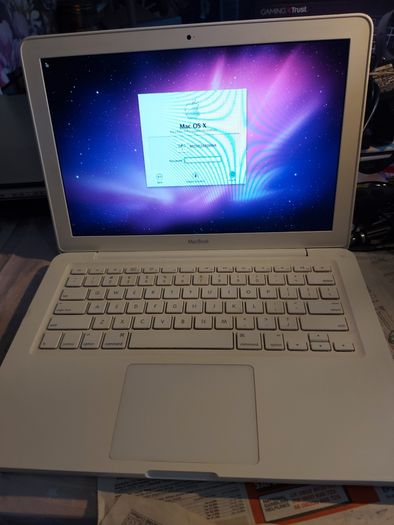 Vintage Apple MacBOOK, account password locked, in excellent cosmetic condition, excellent Battery