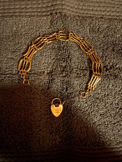 9ct Gold. 49.1g