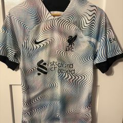 Liverpool 22/23 away jersey