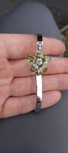 Vintage jewelry is sold individually for 5 to 10 euros