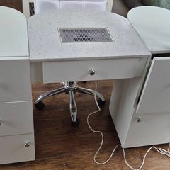 nail technician desk