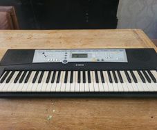 Yamaha YPT-200 Piano Keyboard