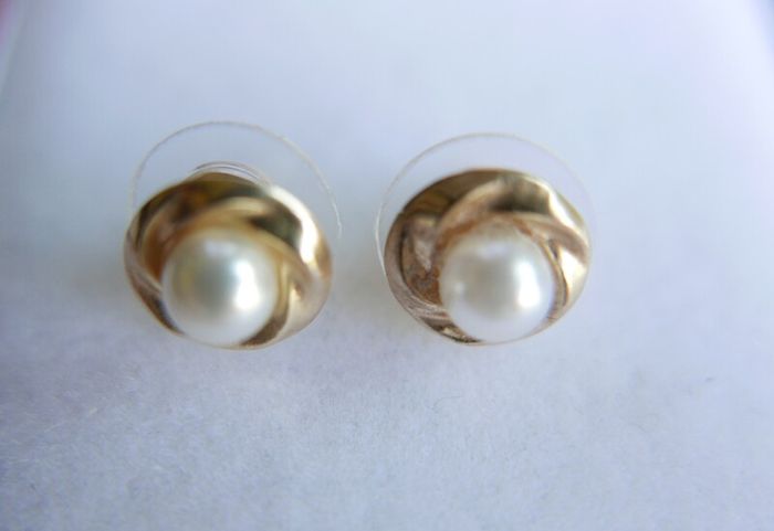 Vintage Solid 9ct Yellow Gold 375 Pearl Earrings.  08g.