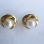 Vintage Solid 9ct Yellow Gold 375 Pearl Earrings.  08g. Image 3