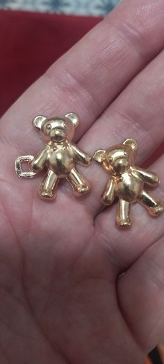 Vintage jewelry is sold individually for 5 to 10 euros