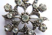 Vintage Pin Brooch Silver Toned Round Flower Design With Clear Rhinestones