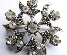 Vintage Pin Brooch Silver Toned Round Flower Design With Clear Rhinestones