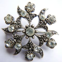 Vintage Pin Brooch Silver Toned Round Flower Design With Clear Rhinestones