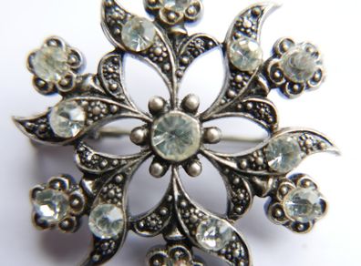 Vintage Pin Brooch Silver Toned Round Flower Design With Clear Rhinestones