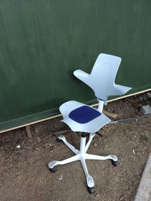 HAG capisco saddle seat chair