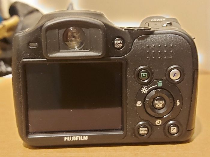 Fujifilm FinePix S5800 Digital Camera, Takes 4 AA Batteries, not powering on, for parts or repair