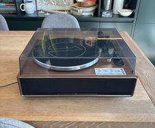 1 by One record player