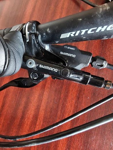 Flat bar with Shimano hydraulic brakes and shifters