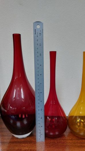 Beautiful Collection of Three Vintage Hand-Blown Gourd/Bottle-Shaped Vases in Dark Red, Red and Orange Transparent Glass, Excellent Condition