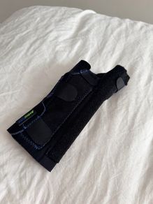 New Actimove Wrist and Thumb Stabiliser (Brace) -size medium