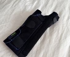 New Actimove Wrist and Thumb Stabiliser (Brace) -size medium