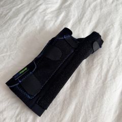 New Actimove Wrist and Thumb Stabiliser (Brace) -size medium