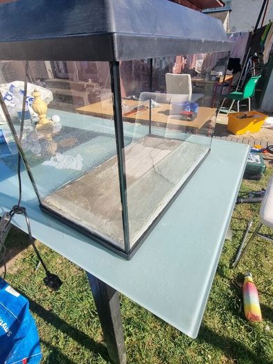 Small Aquarium / Terrarium With Light Lid